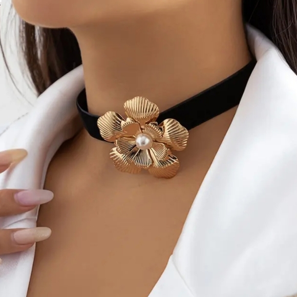 Golden flower choker necklace - Picture 3 of 4